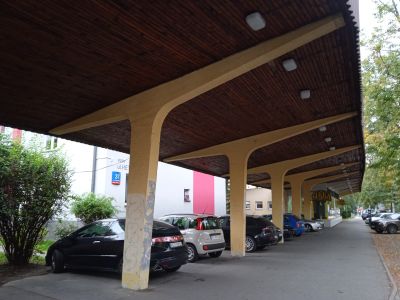 Podcień między pawilonem Hetmańska 35 i 39 oparty jest na pięciu słupach. Prefabrykowane słupy charakteryzuje sugestywny, dynamiczny kształt stylizowanej litery ?T? z dużym wysięgiem wspornik&oacute;w o jednokierunkowym płaskim spadku. Słupy ustawione są tu rytmicznie w r&oacute;wnych odstępach. Zdjęcie BMKZ UM Rzeszowa